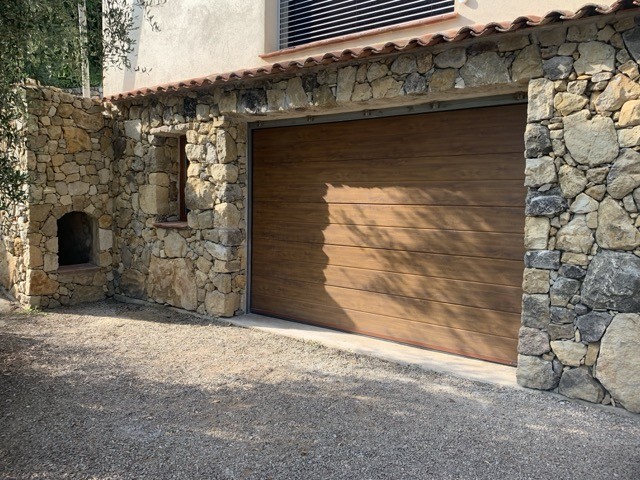 Portes de garage sectionnelles à Grasse, Mougins, Opio et Roquefort les pins