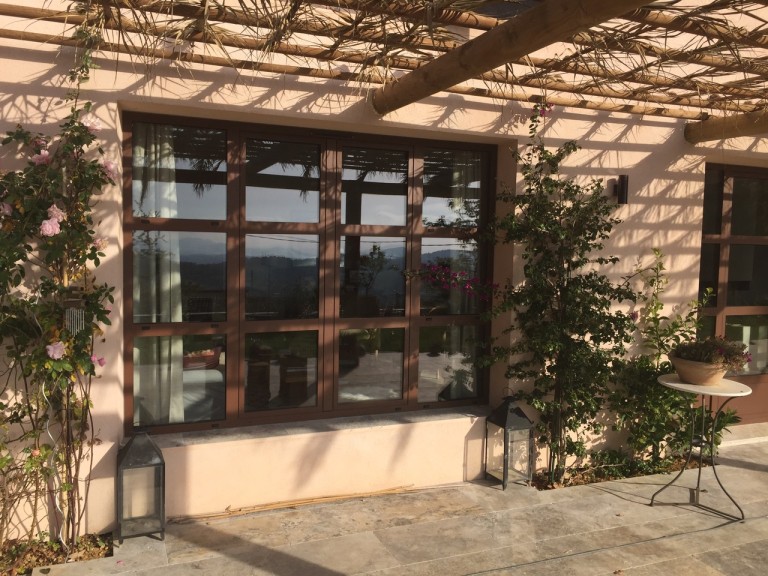 Fenêtres et baies vitrées à Grasse, Mougins et Opio : comment bien choisir pour allier confort et économies d’énergie ?