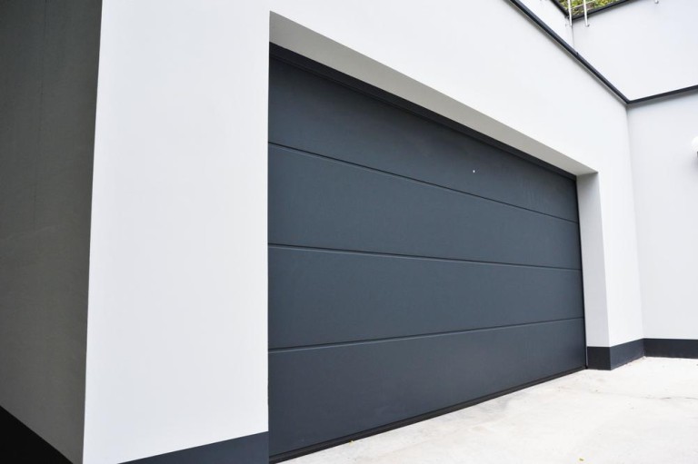 Quelle porte de garage installer au Bar-sur-Loup ?